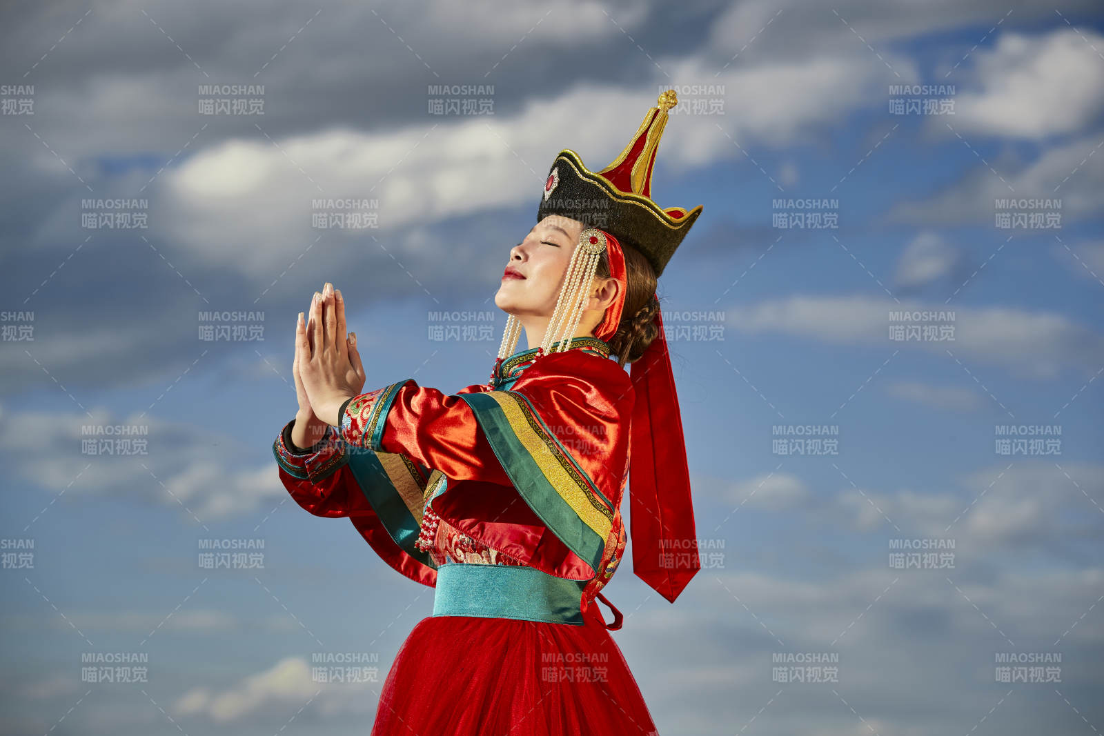 草原上身穿豪華蒙古族服飾的蒙族少女