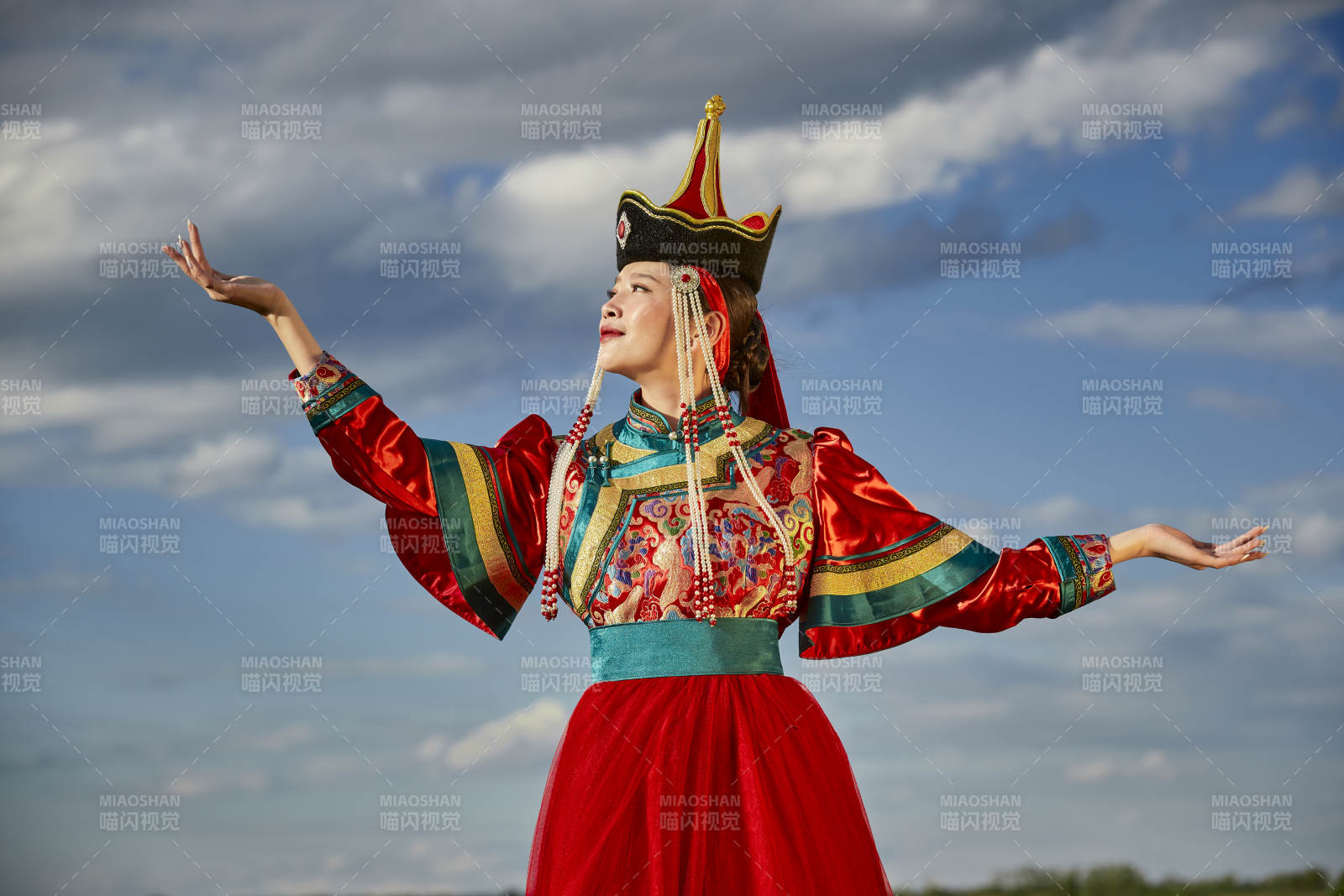 草原上身穿豪華蒙古族服飾的蒙族少女