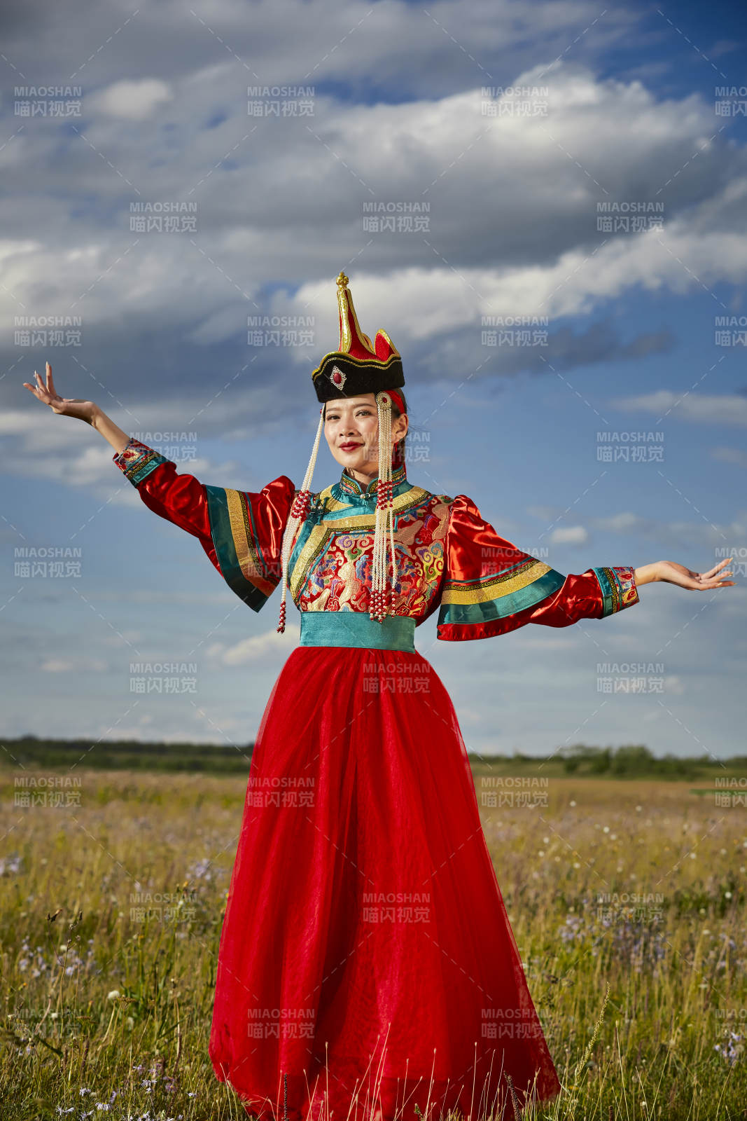 草原上身穿豪華蒙古族服飾的蒙族少女