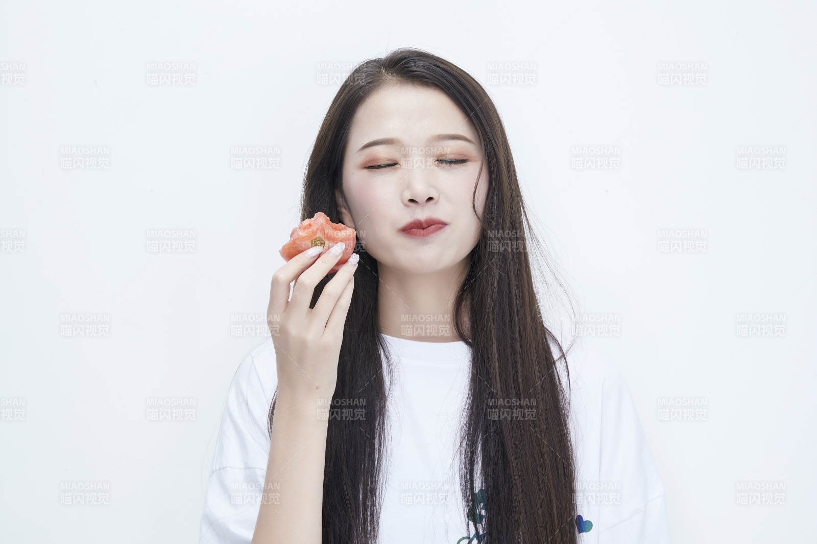 吃番茄的身穿白色長T血襯衫的長發少女人像