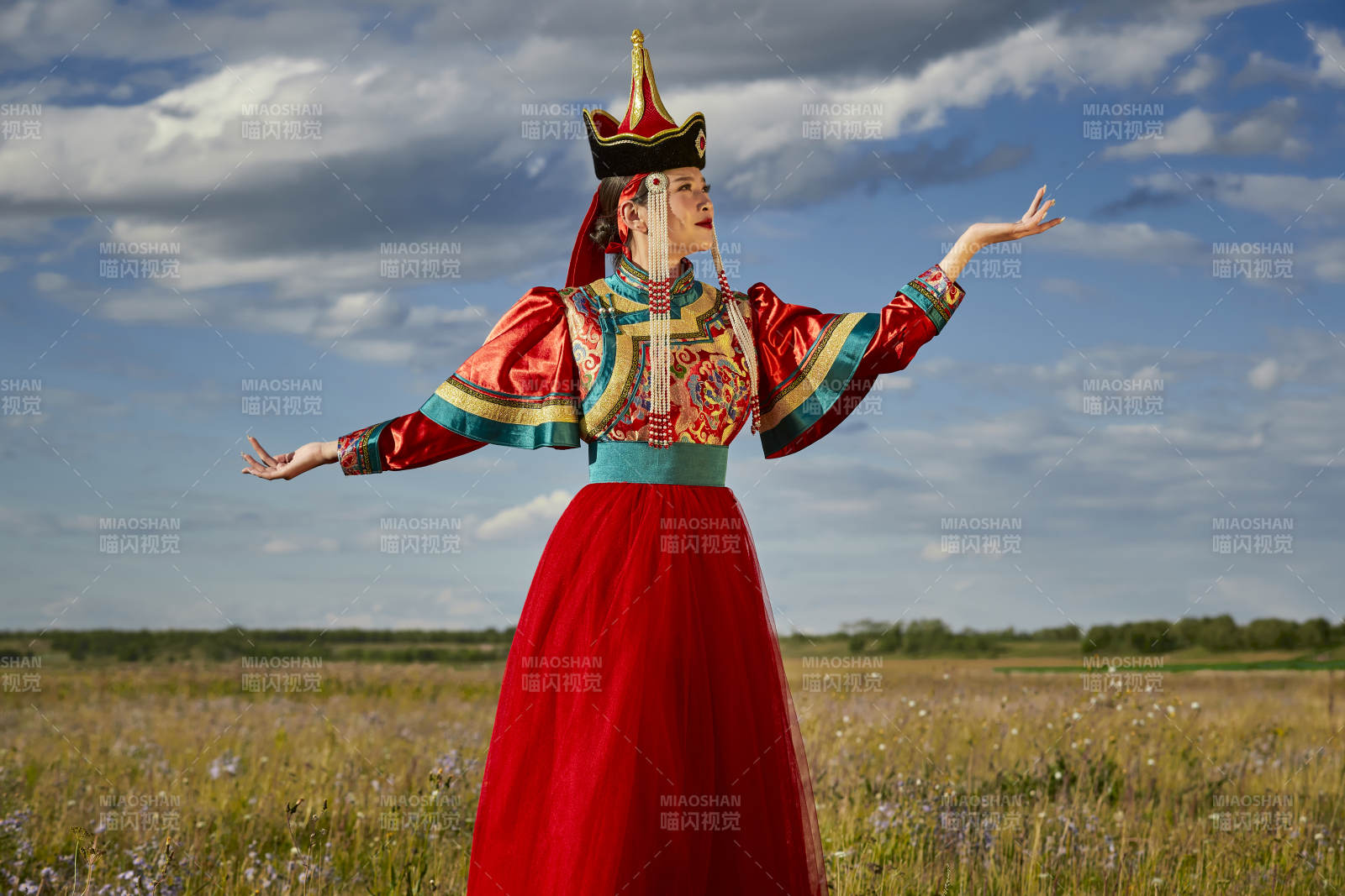 草原蒙古包前身穿豪華蒙古族服飾的蒙族少女