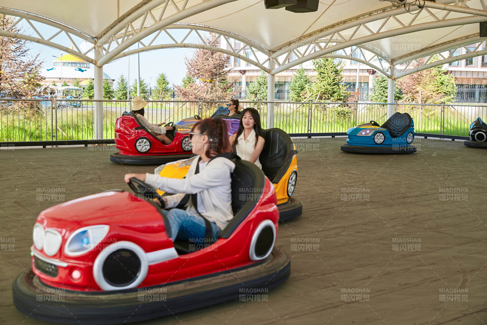 在游乐园玩碰碰车的闺蜜美女