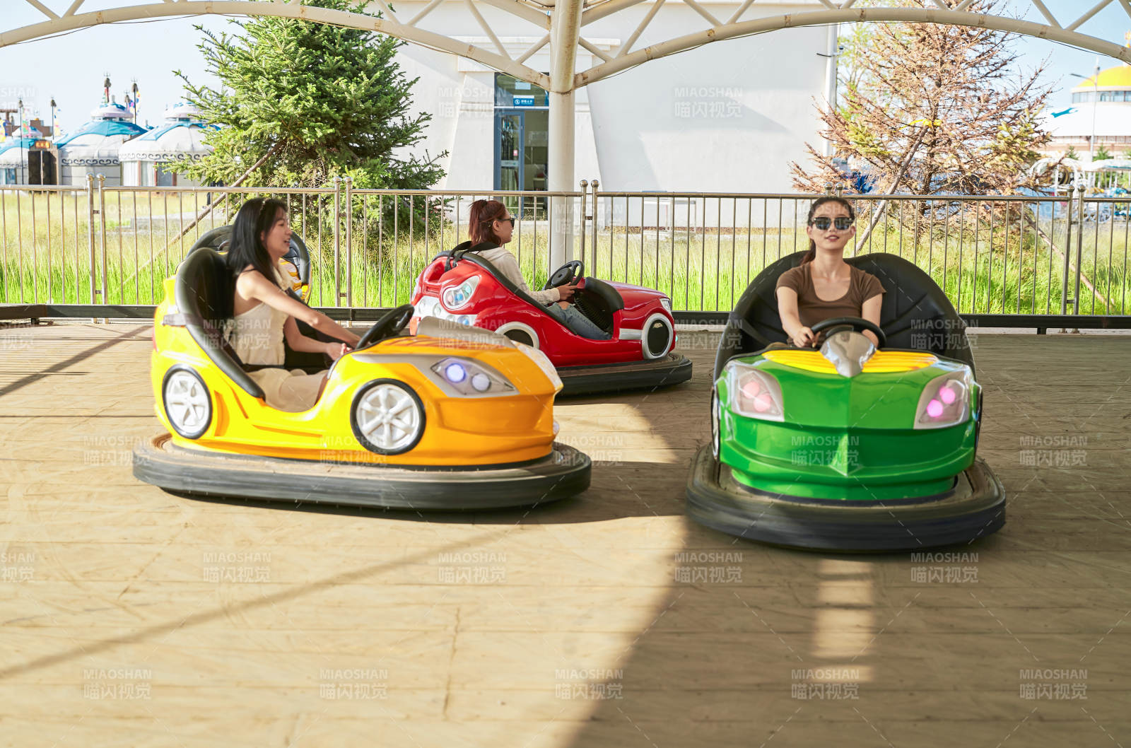 在游乐园玩碰碰车的闺蜜美女