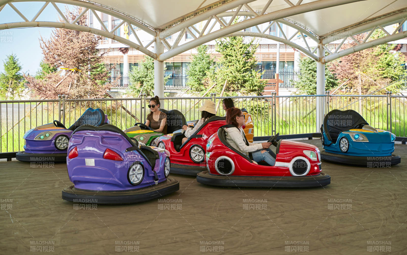 在游樂園玩碰碰車的閨蜜美女