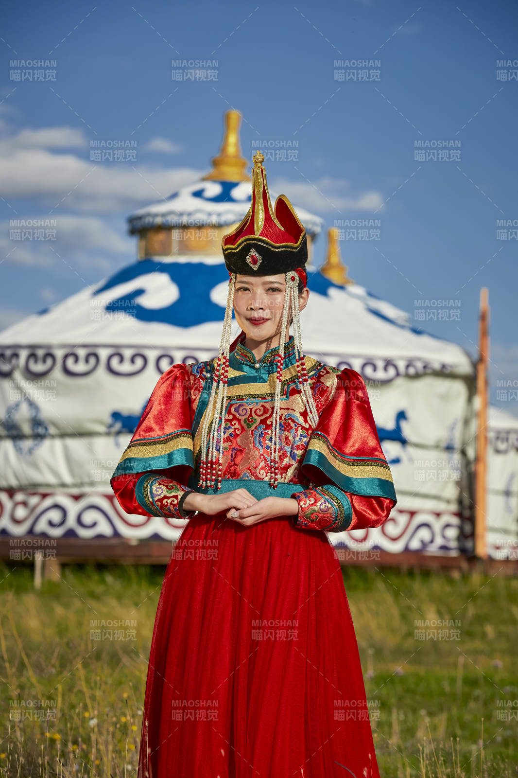 草原蒙古包前身穿豪华蒙古族服饰的蒙族少女