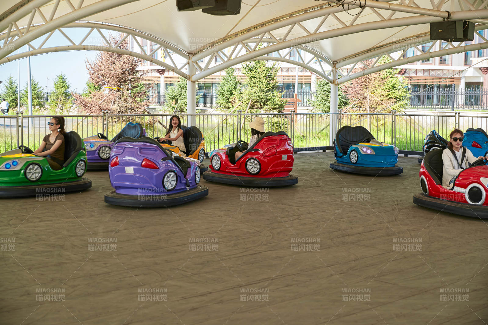 在游乐园玩碰碰车的闺蜜美女