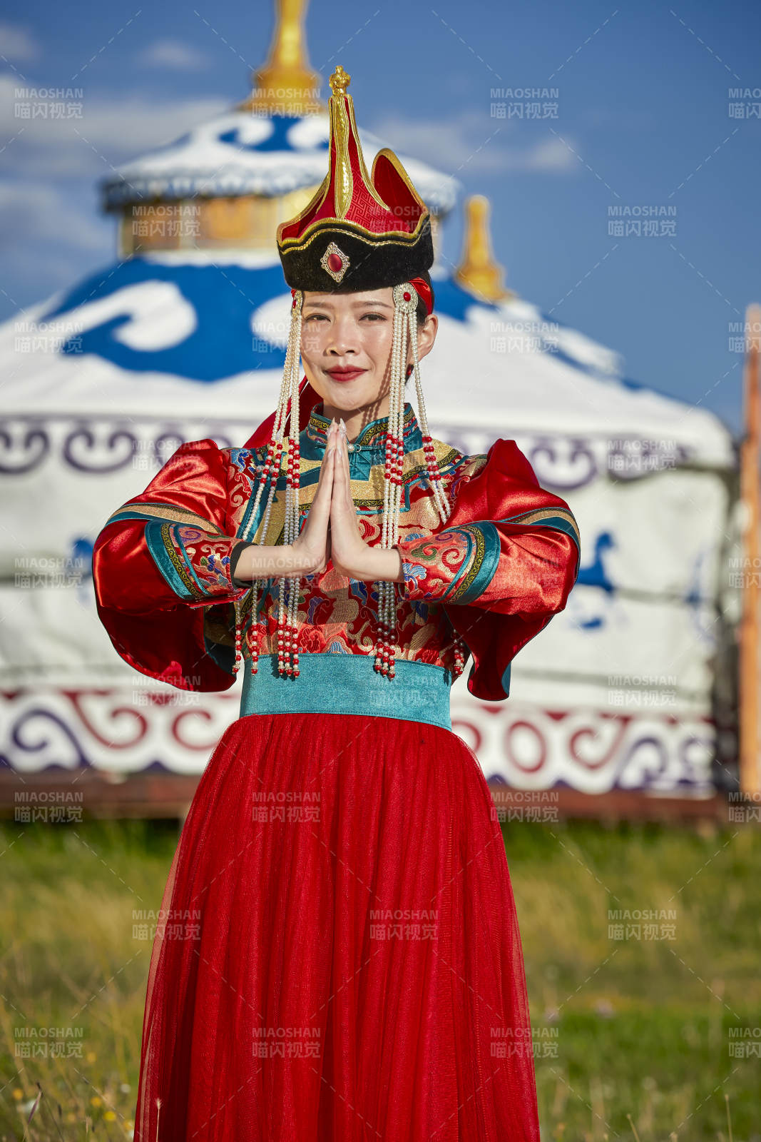 草原蒙古包前身穿豪華蒙古族服飾的蒙族少女