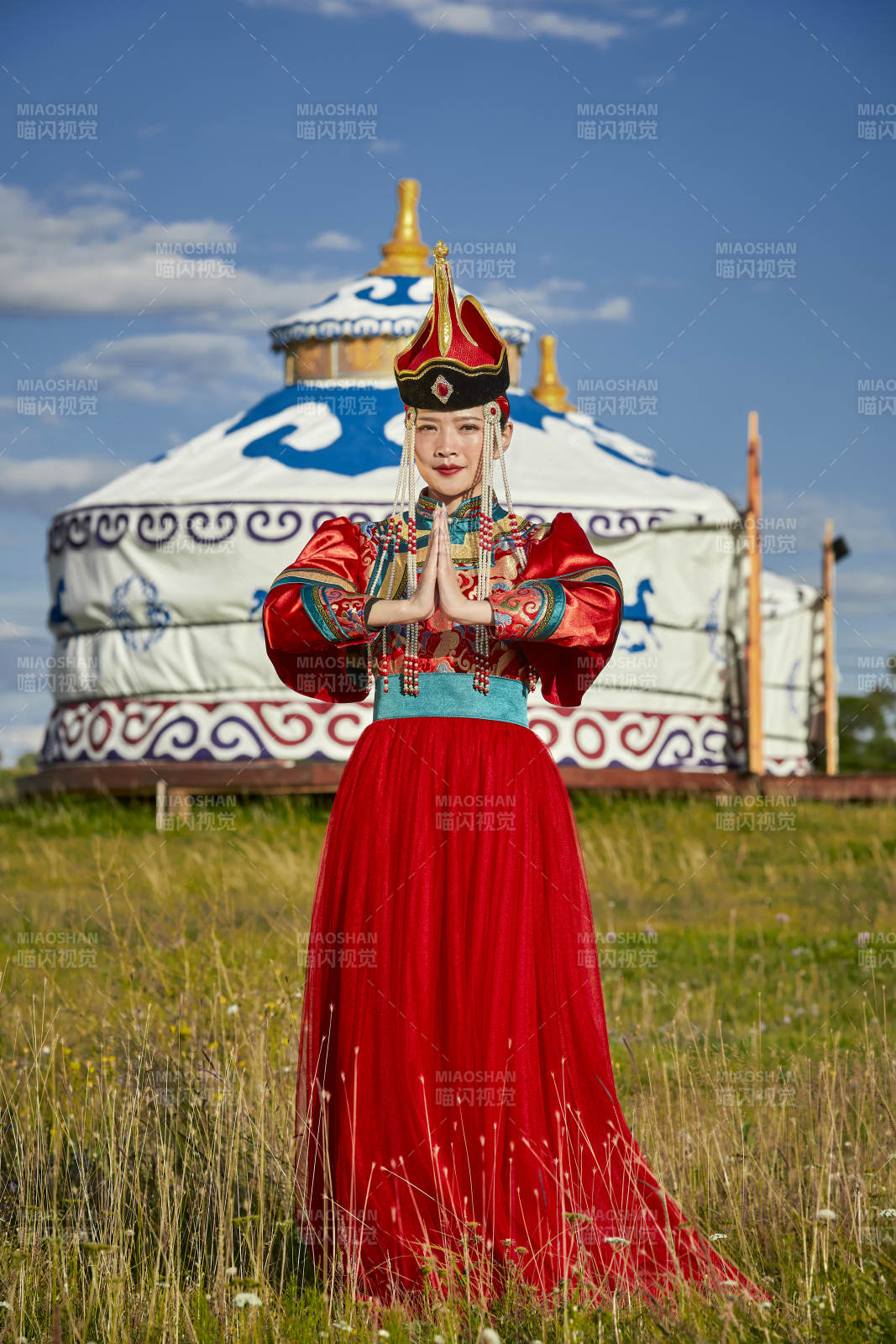 草原蒙古包前身穿豪華蒙古族服飾的蒙族少女