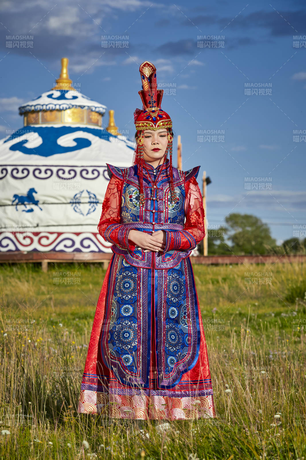 草原蒙古包前身穿豪华蒙古族服饰的蒙族少女