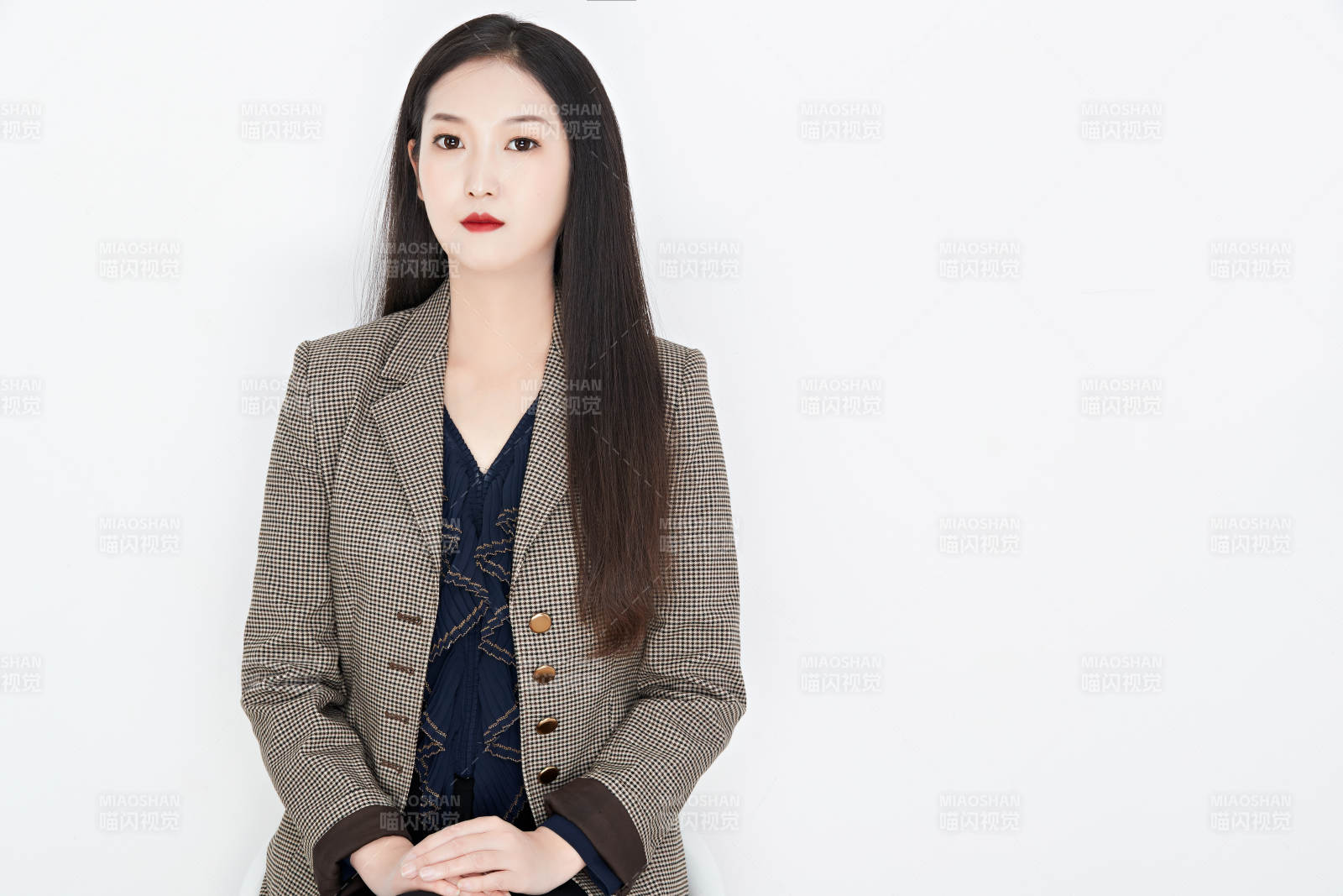 白色背景下的美丽商务女性肖像