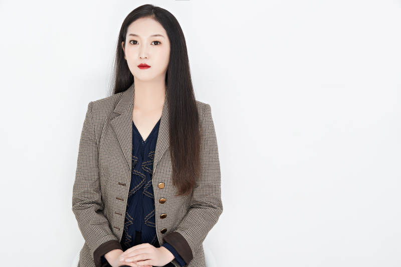 白色背景下的美丽商务女性肖像