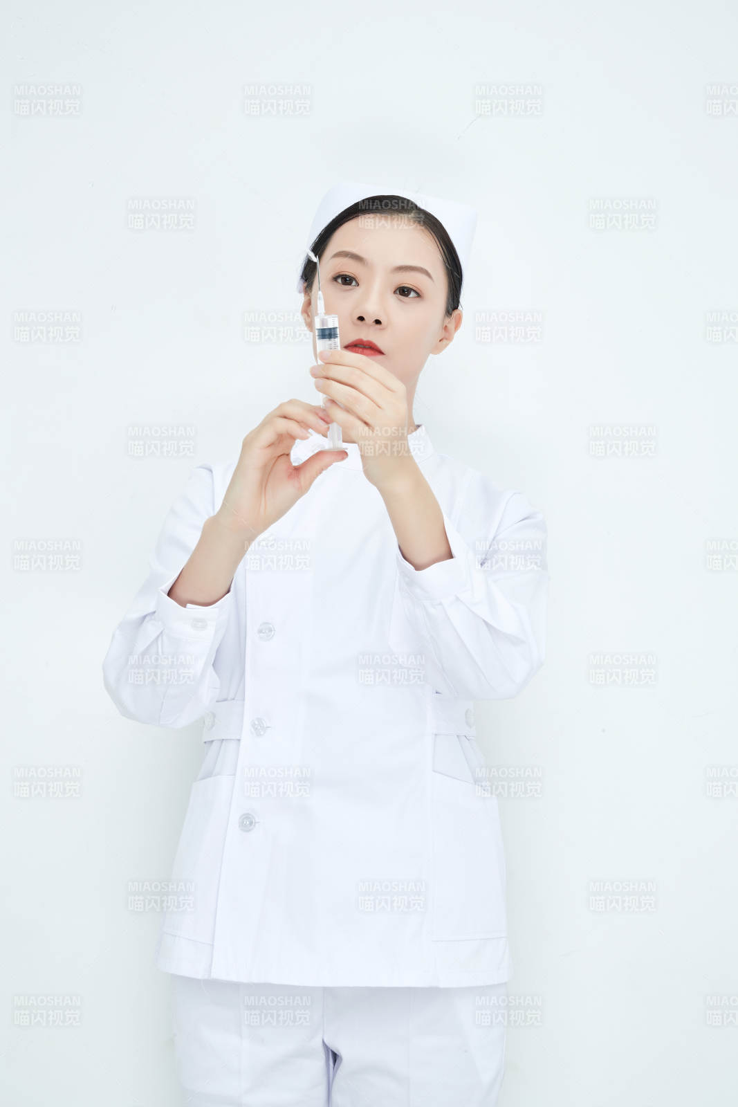 穿護士服戴口罩手執針筒的年輕女護士