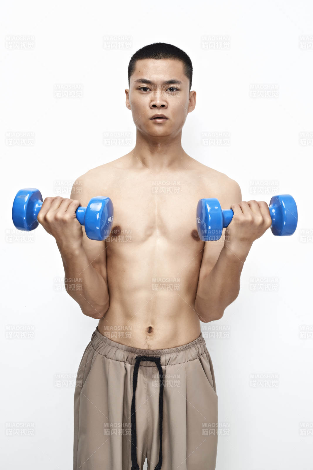 使用啞鈴進行健身鍛煉的亞洲男性