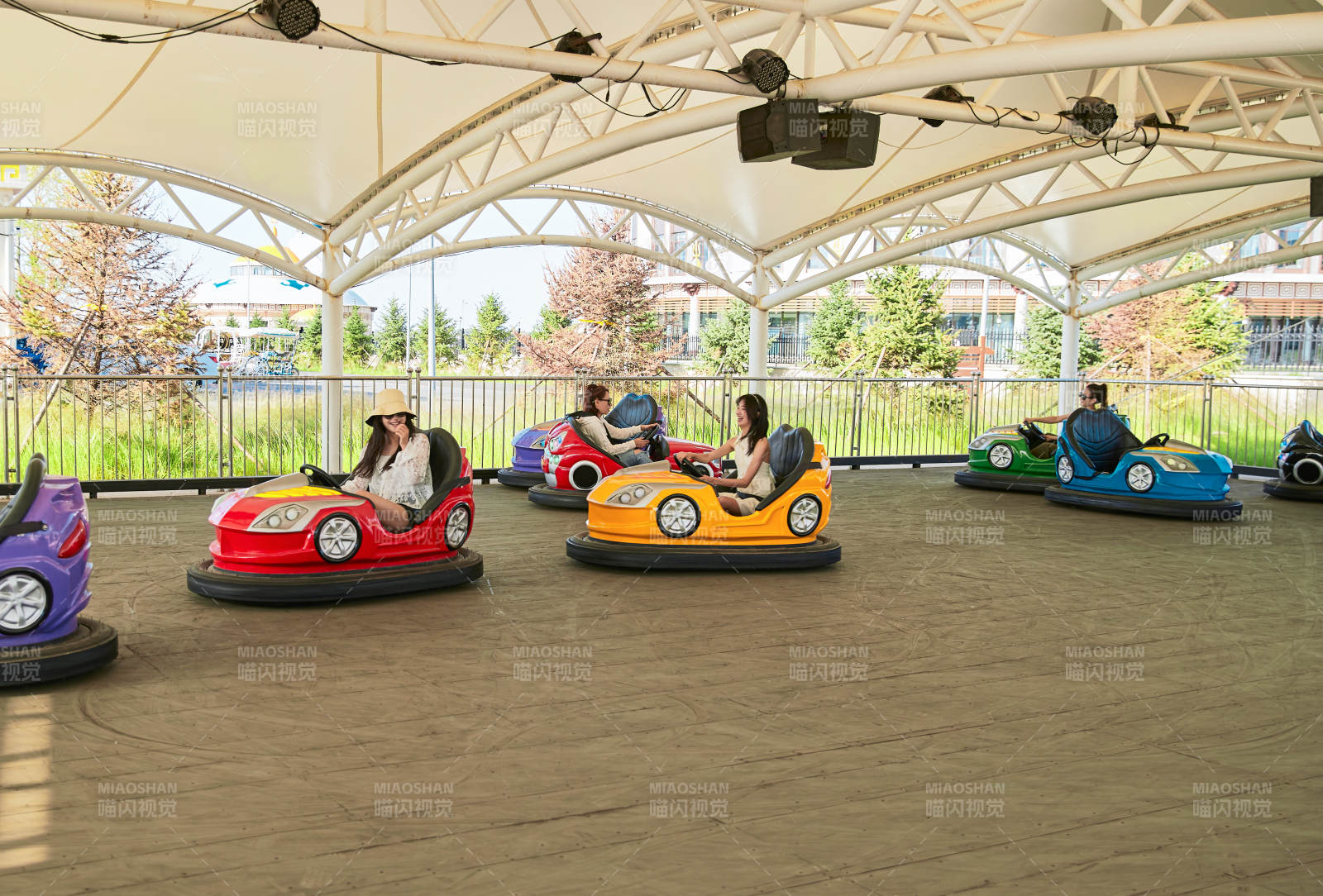 在游乐园玩碰碰车的闺蜜美女