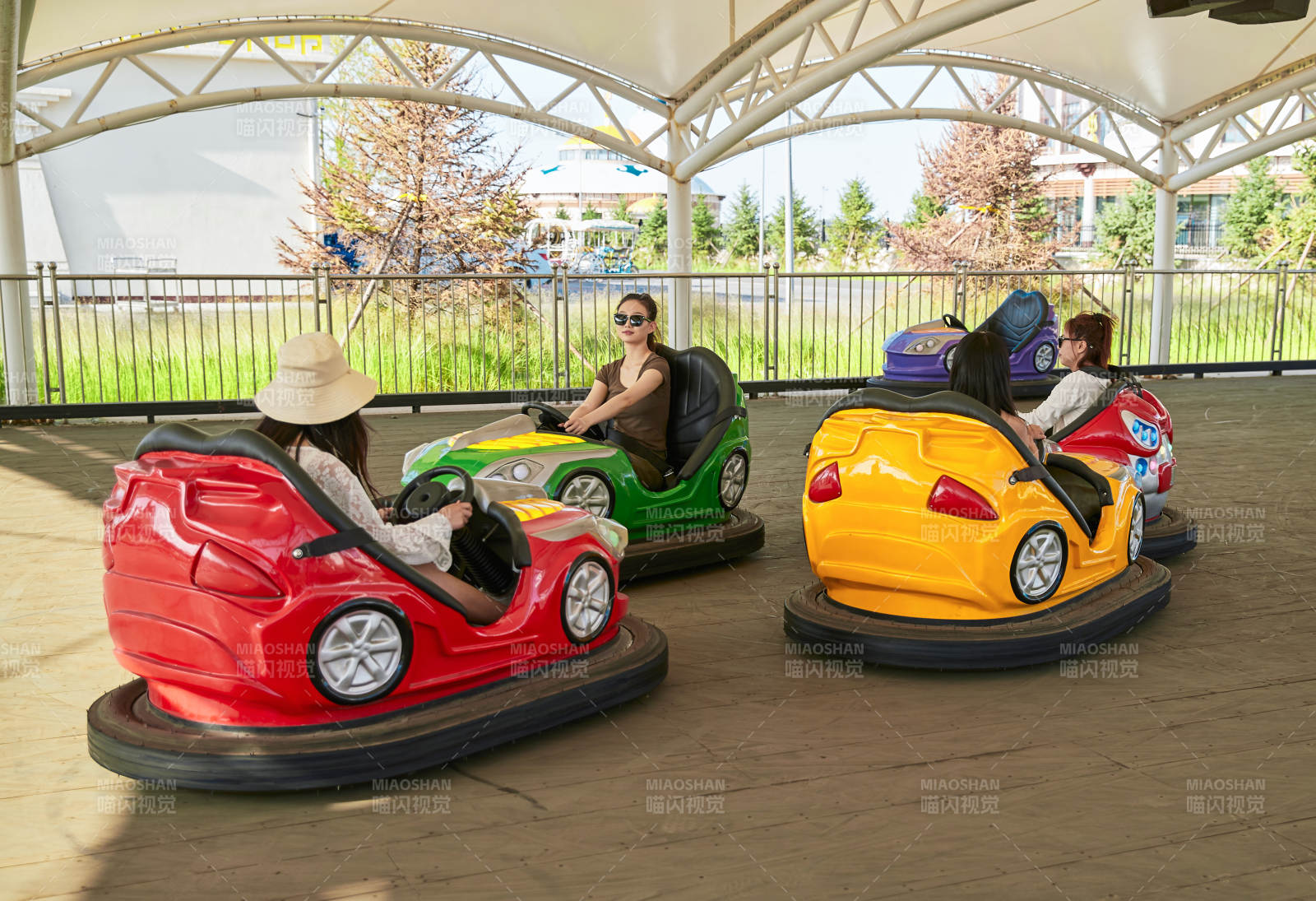 在游乐园玩碰碰车的闺蜜美女