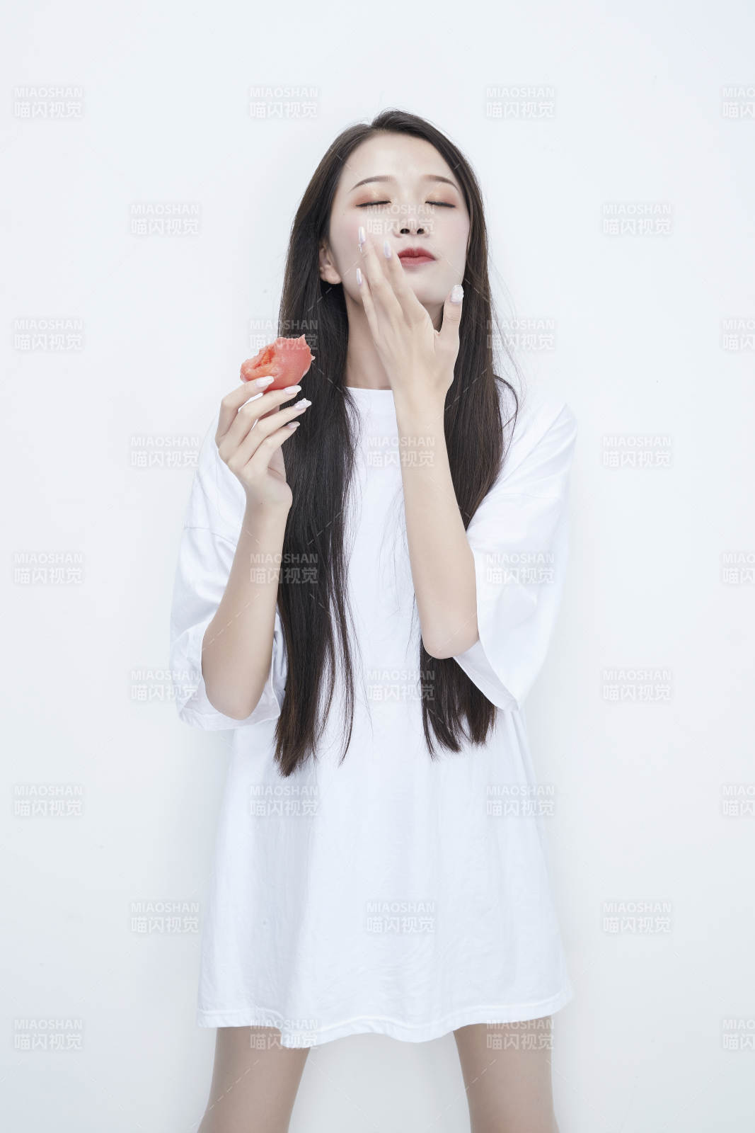 吃番茄的身穿白色長T血襯衫的長發(fā)少女人像