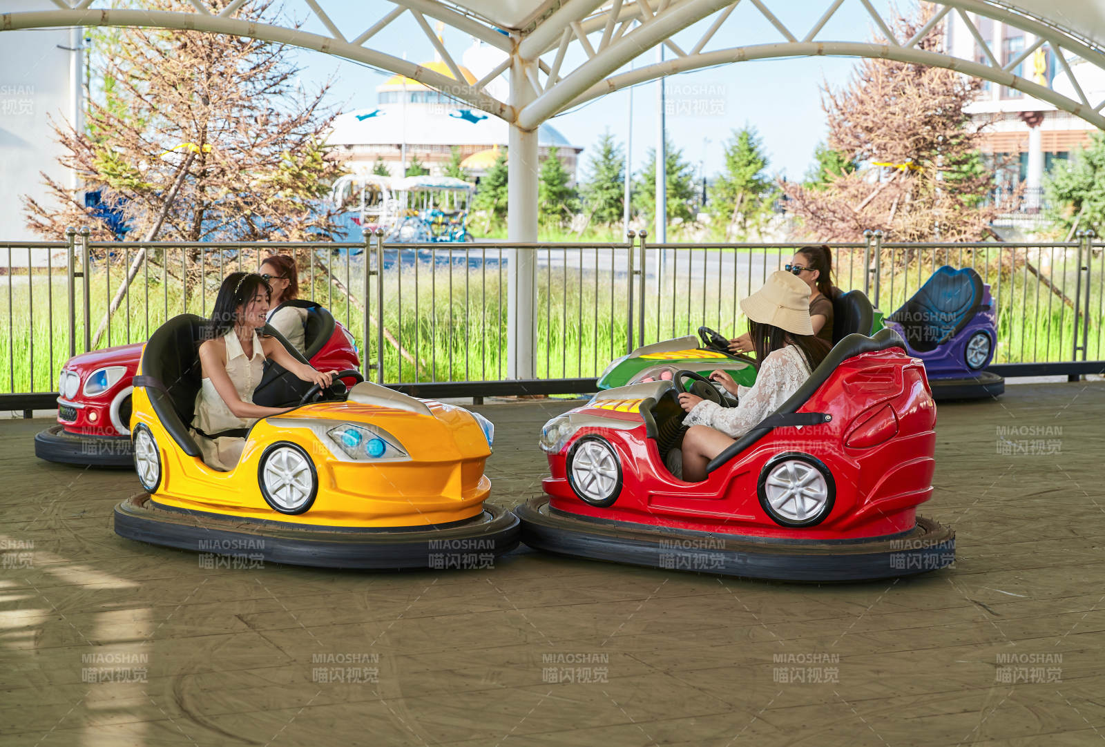 在游樂園玩碰碰車的閨蜜美女