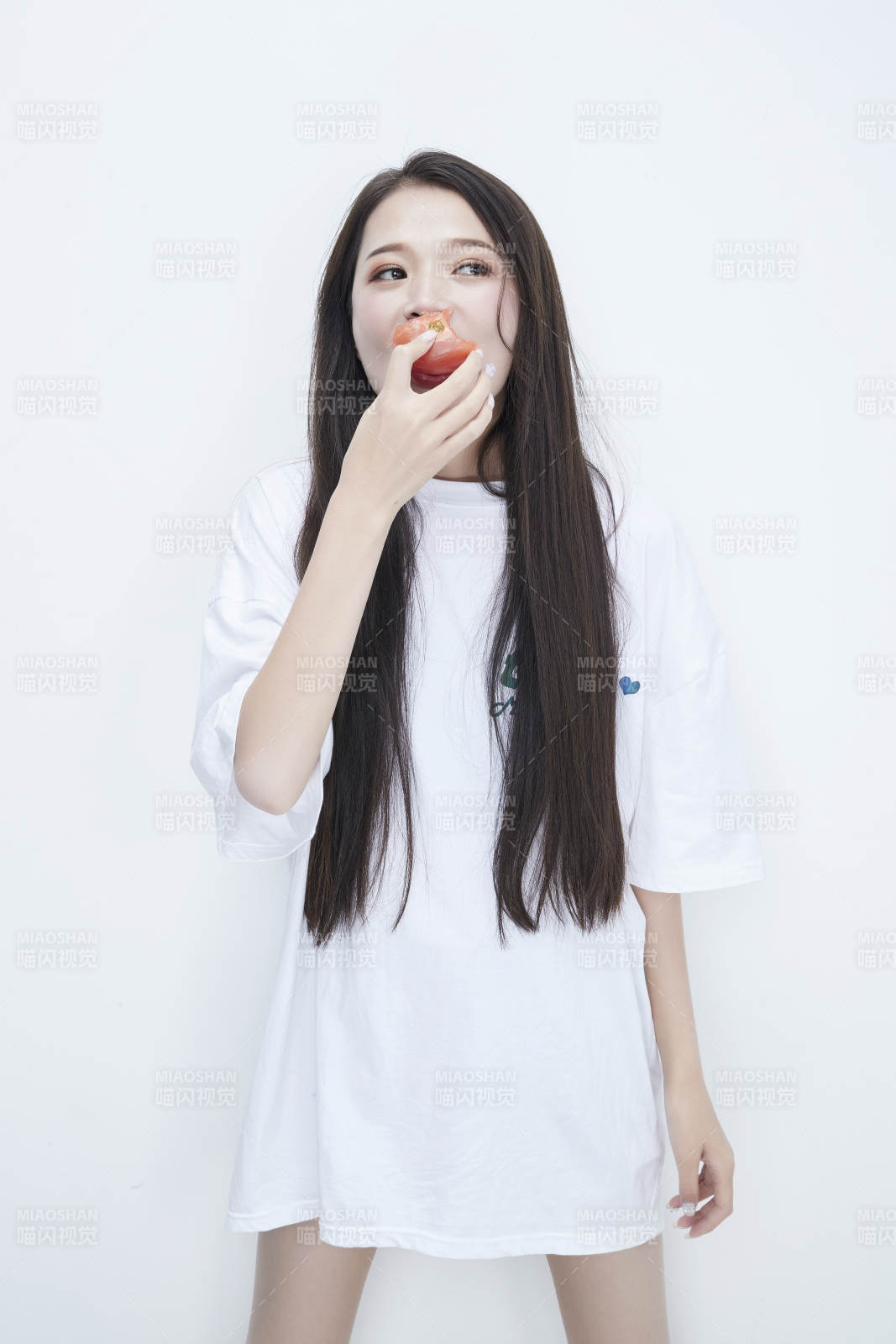 吃番茄的身穿白色長T血襯衫的長發(fā)少女人像