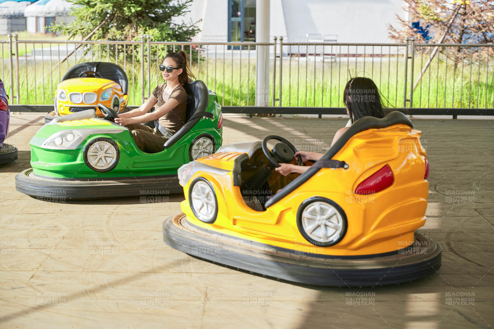 在游乐园玩碰碰车的闺蜜美女
