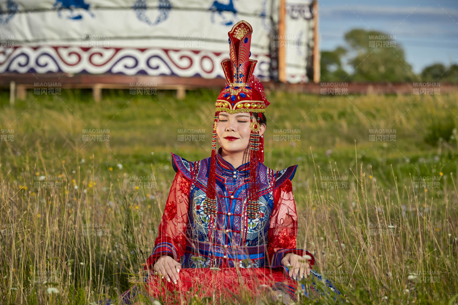 草原蒙古包前身穿豪华蒙古族服饰的蒙族少女