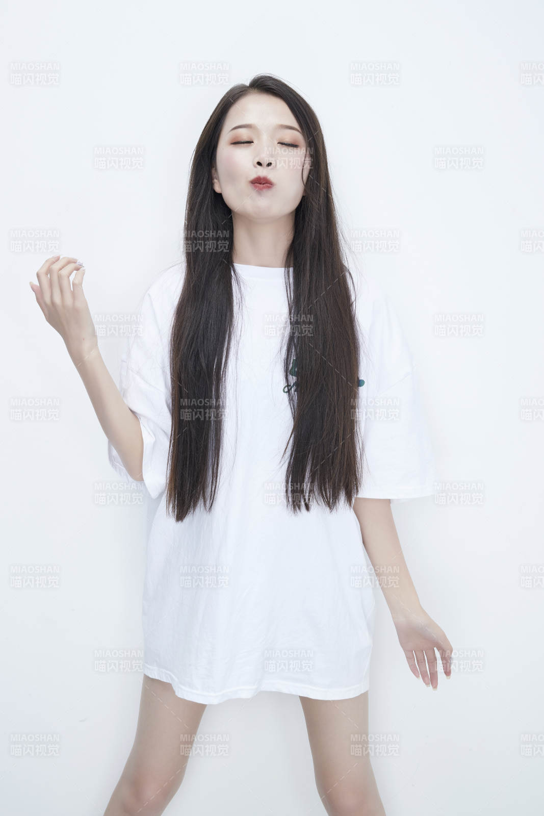 吃番茄的身穿白色長T血襯衫的長發少女人像