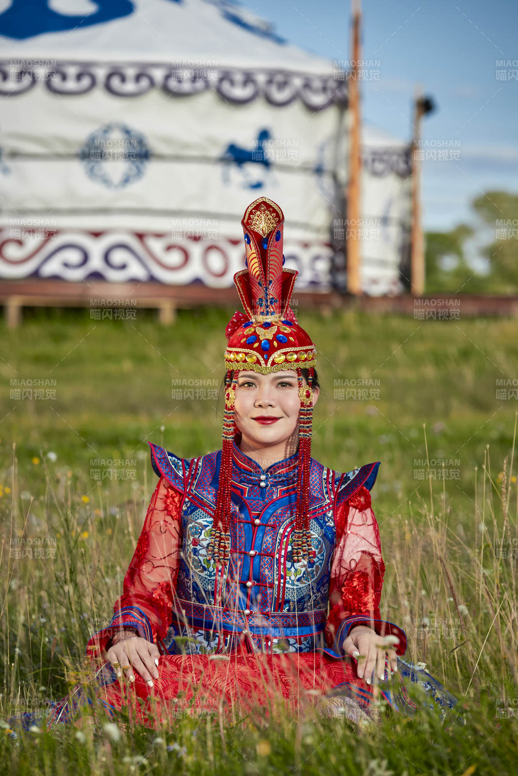 草原蒙古包前身穿豪華蒙古族服飾的蒙族少女