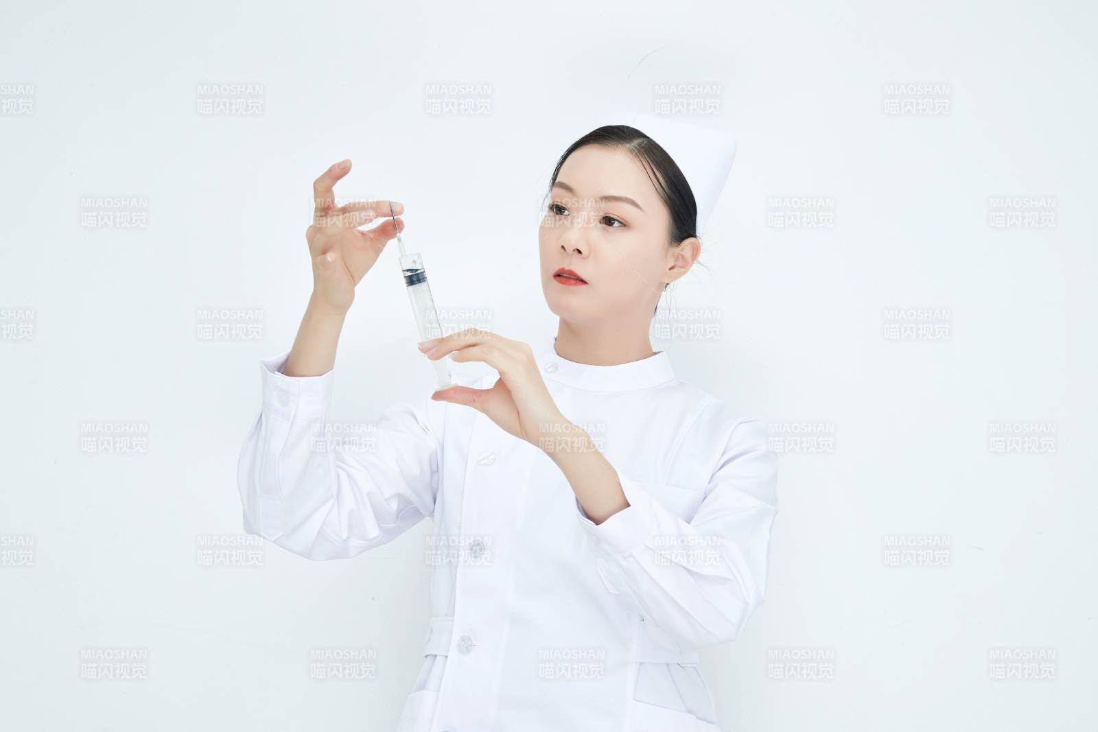 穿護士服戴口罩手執針筒的年輕女護士