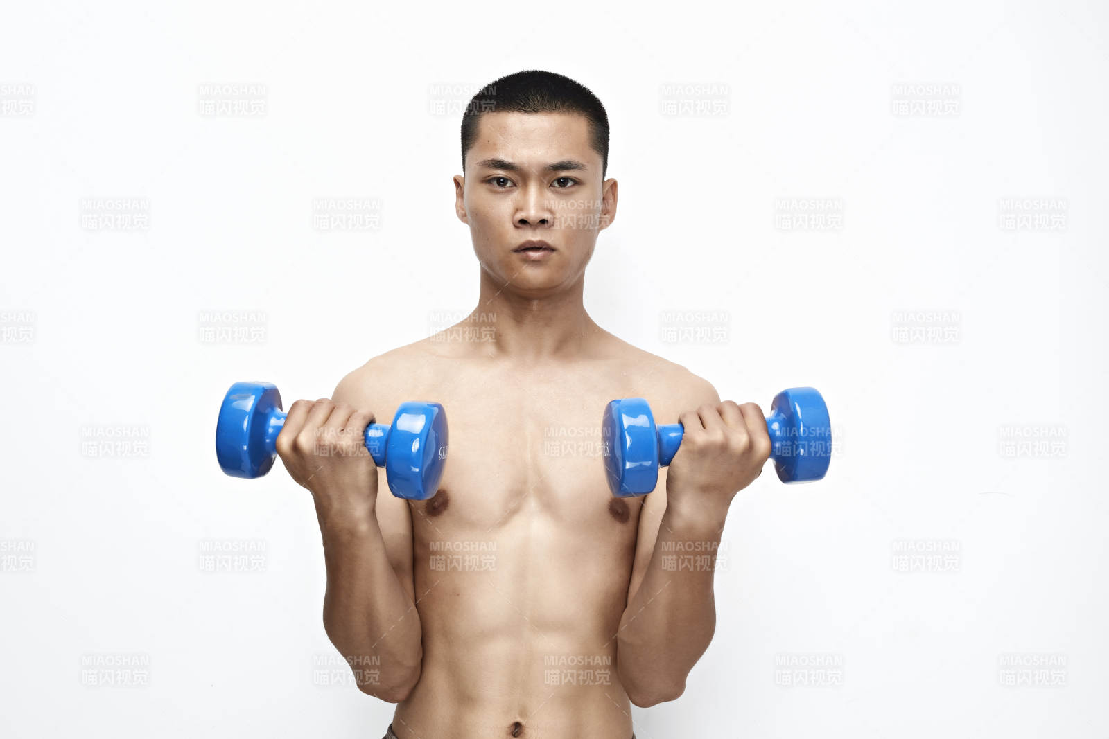 使用啞鈴進行健身鍛煉的亞洲男性