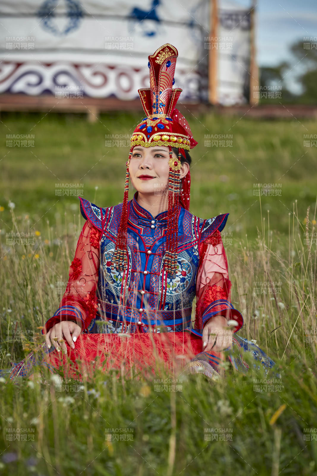 草原蒙古包前身穿豪华蒙古族服饰的蒙族少女