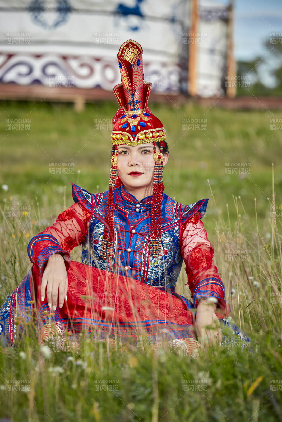 草原蒙古包前身穿豪华蒙古族服饰的蒙族少女图片