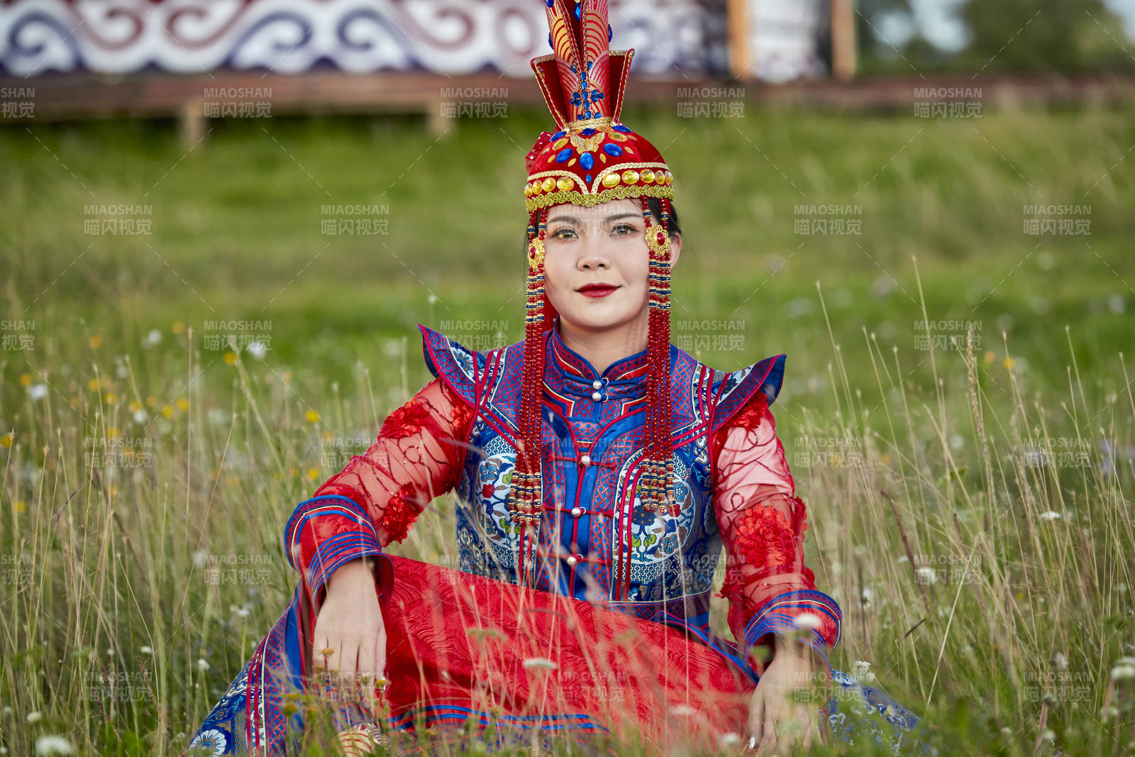 草原蒙古包前身穿豪華蒙古族服飾的蒙族少女