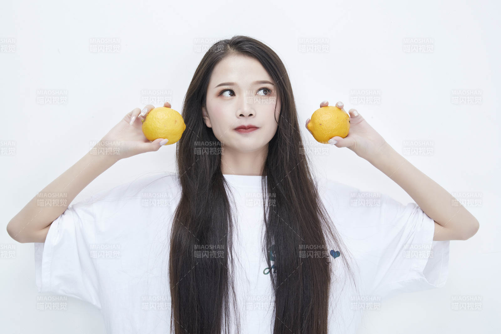 手拿檸檬身穿白色長T血的亞洲可愛少女人像