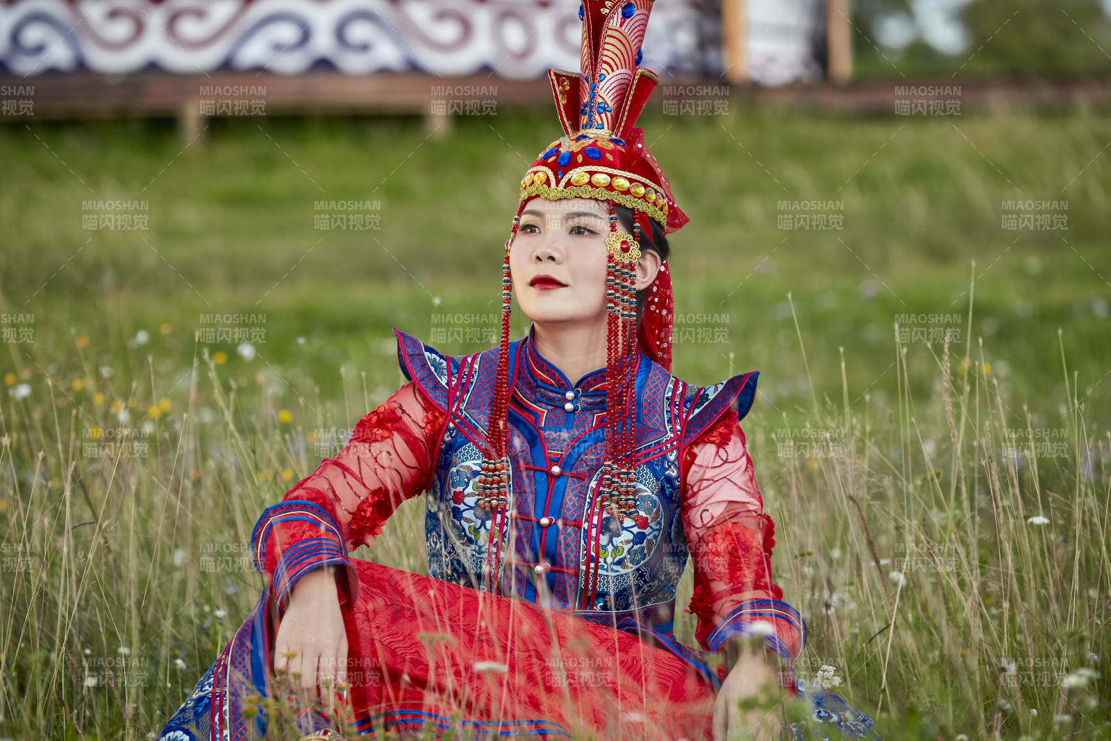 草原蒙古包前身穿豪華蒙古族服飾的蒙族少女