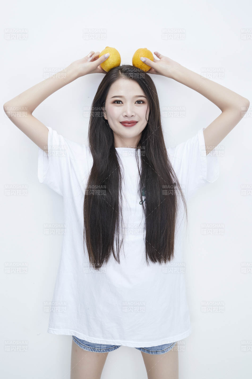 手拿柠檬身穿白色长T血的亚洲可爱少女人像