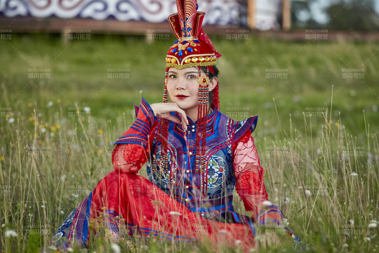 草原蒙古包前身穿豪華蒙古族服飾的蒙族少女