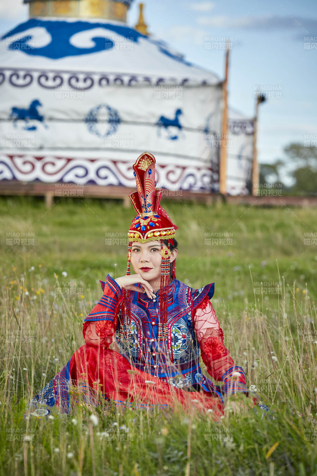 草原蒙古包前身穿豪華蒙古族服飾的蒙族少女