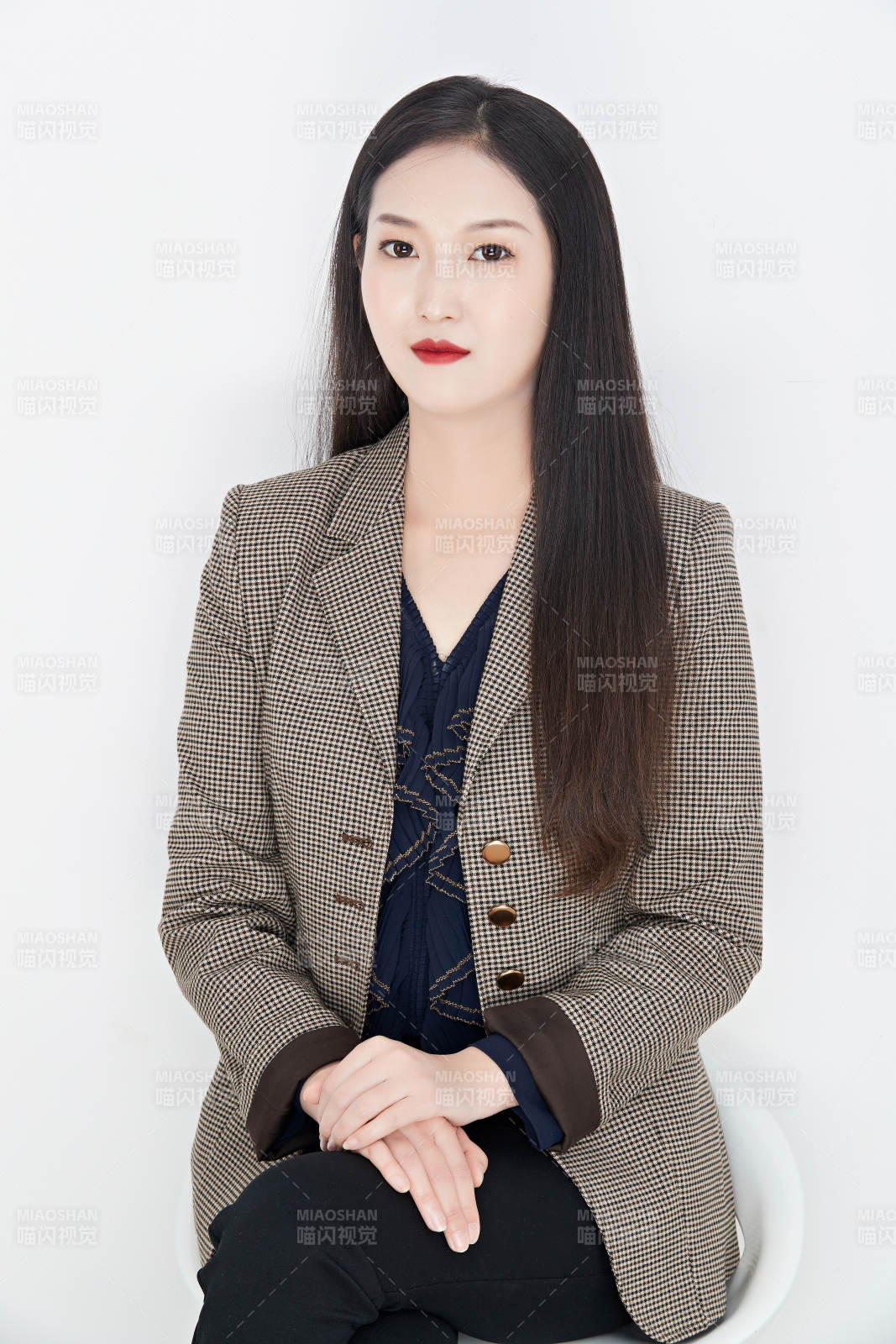 白色背景下的美麗商務女性肖像