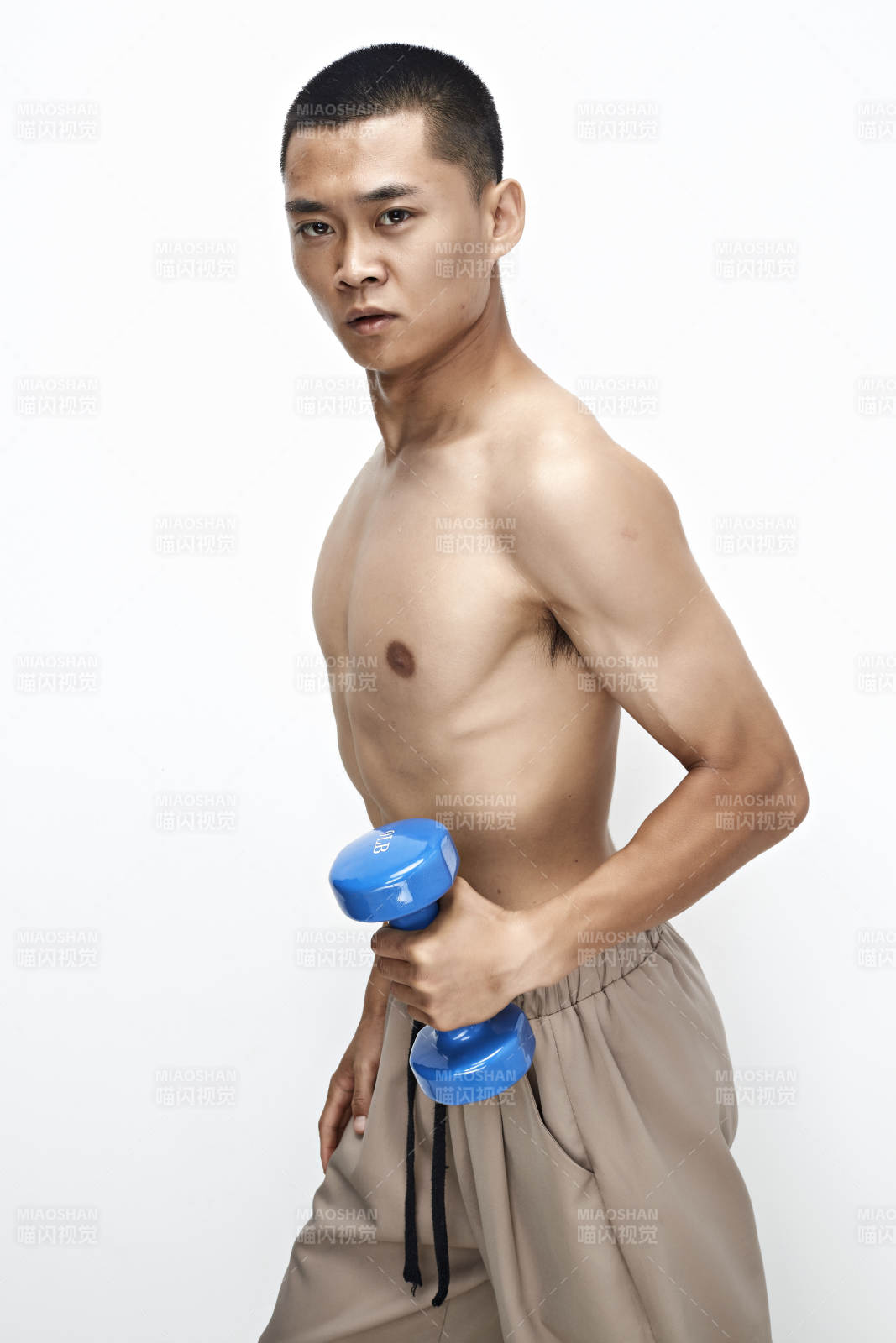 使用啞鈴進行健身鍛煉的亞洲男性