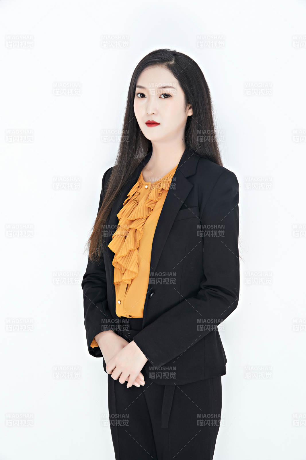 白色背景下的美麗商務女性肖像