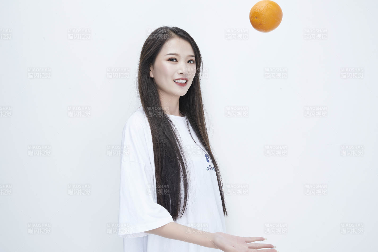 玩耍橙子穿白色長T血的亞洲可愛少女人像