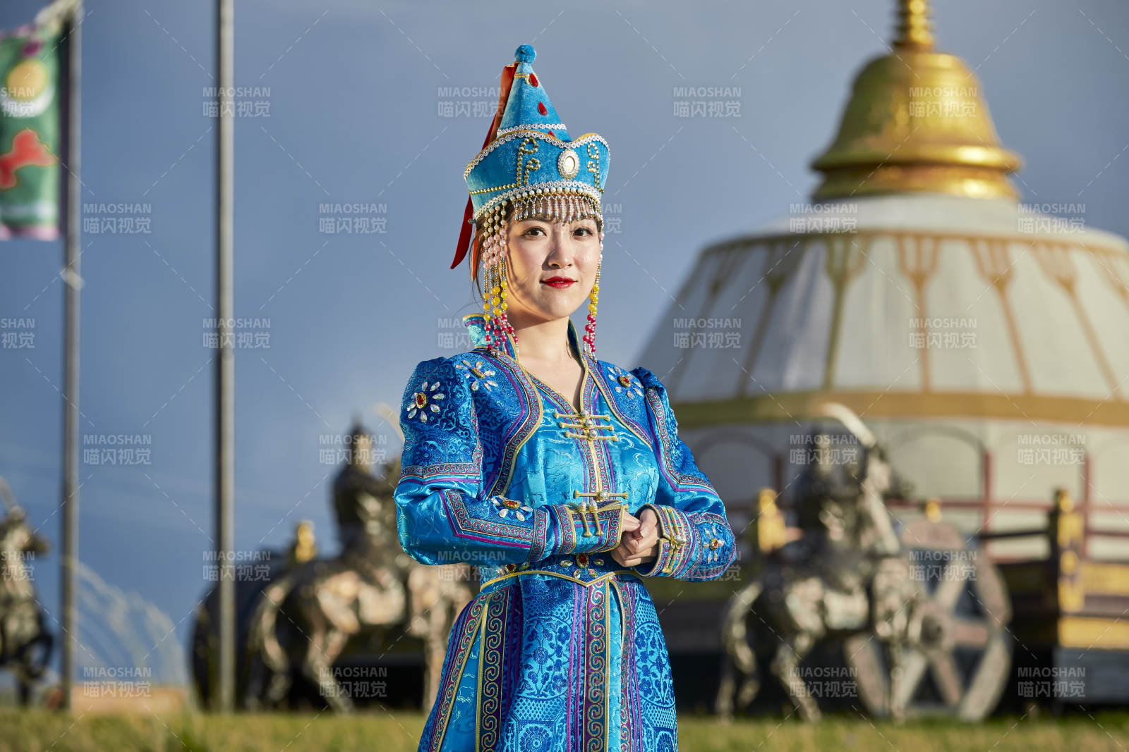 草原蒙古包前身穿豪華蒙古族服飾的蒙族少女