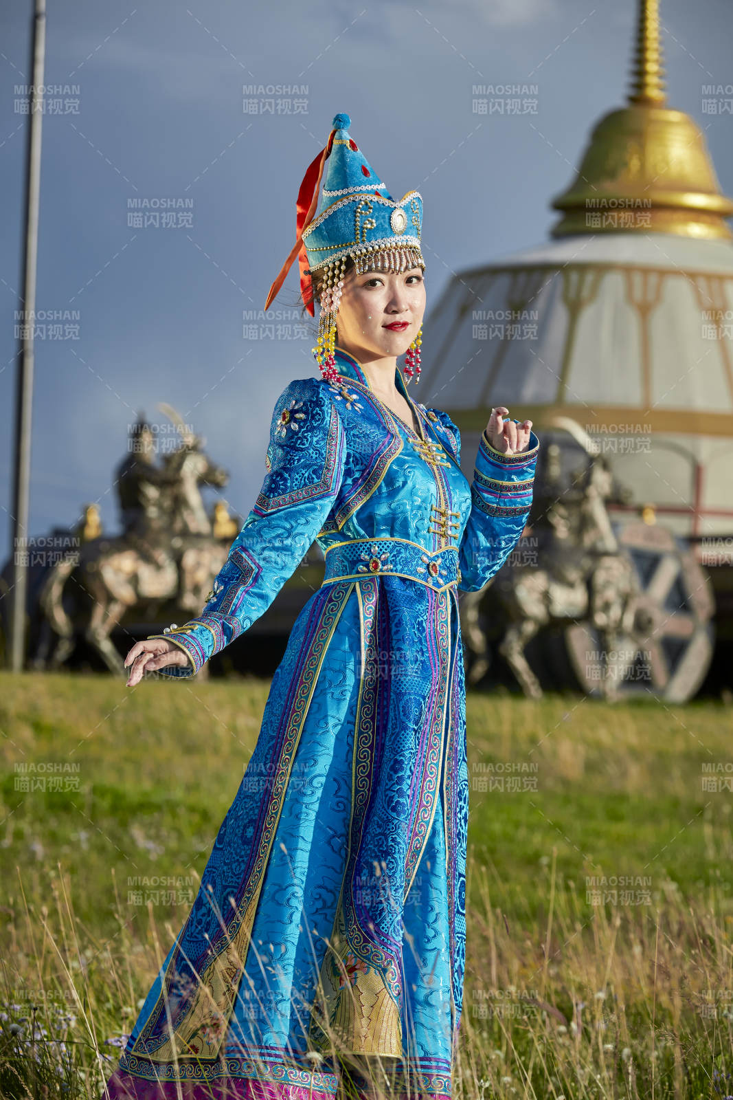 草原蒙古包前身穿豪華蒙古族服飾的蒙族少女