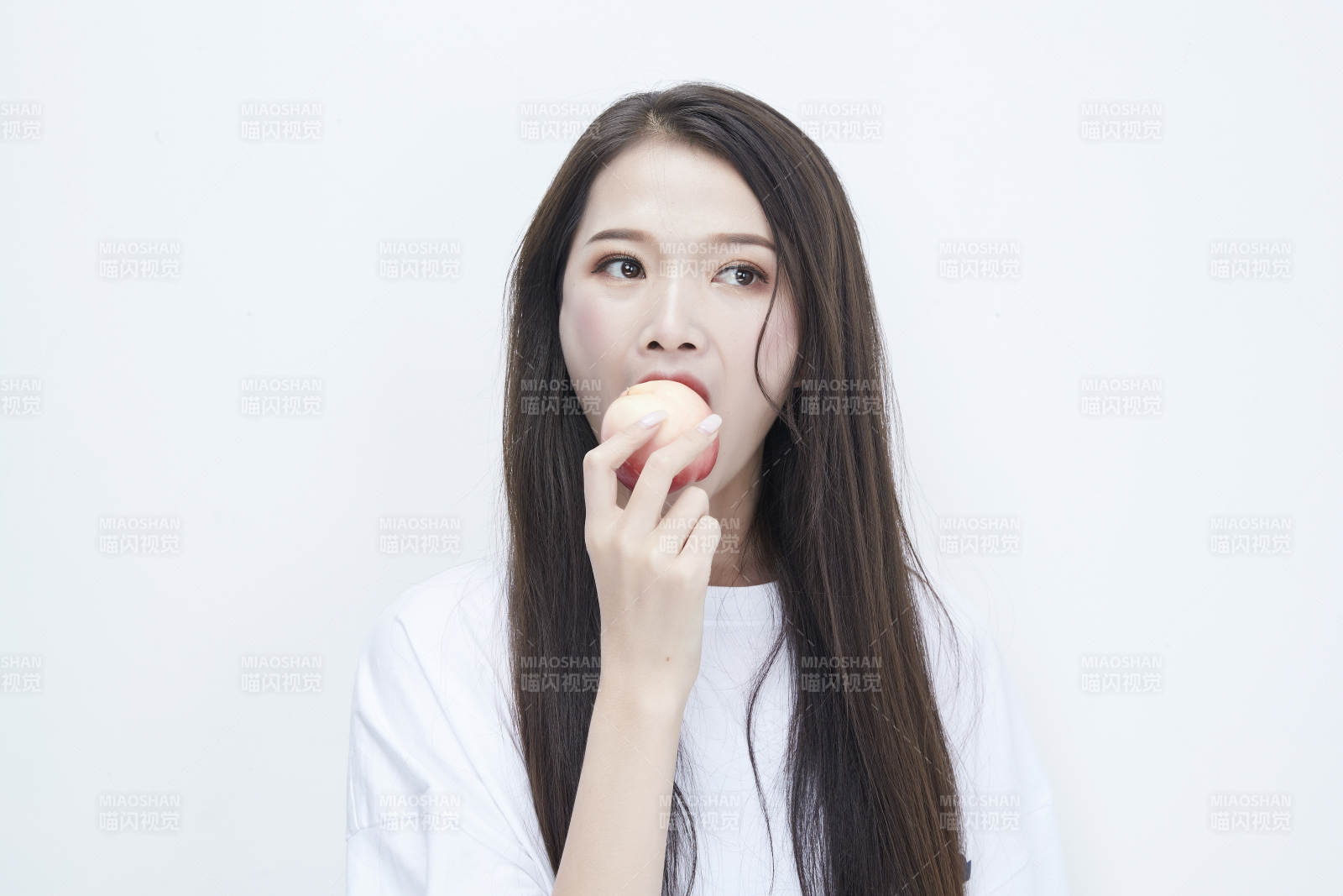 吃桃子的穿白色长T血衫的长发可爱少女人像图片