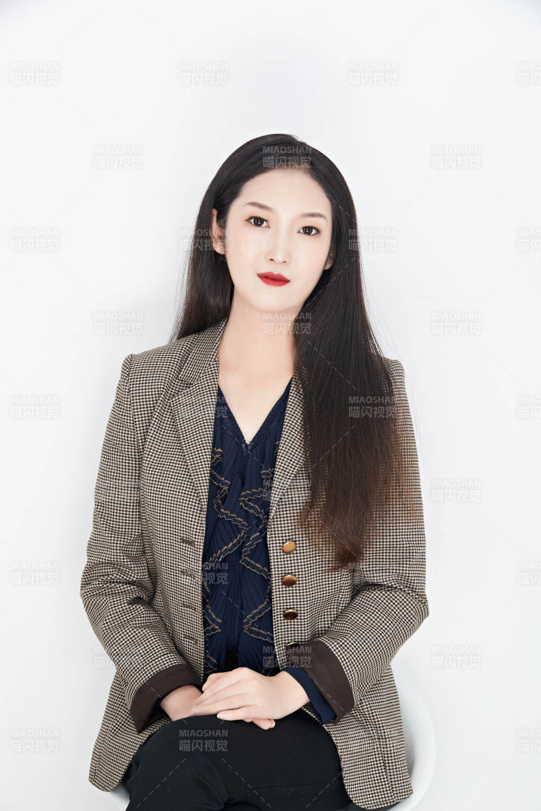 白色背景下的美麗商務女性肖像