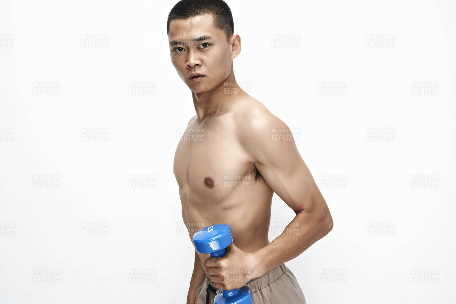 使用啞鈴進行健身鍛煉的亞洲男性