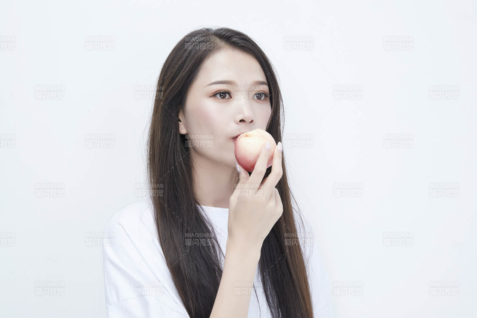 吃桃子的穿白色长T血衫的长发可爱少女人像图片