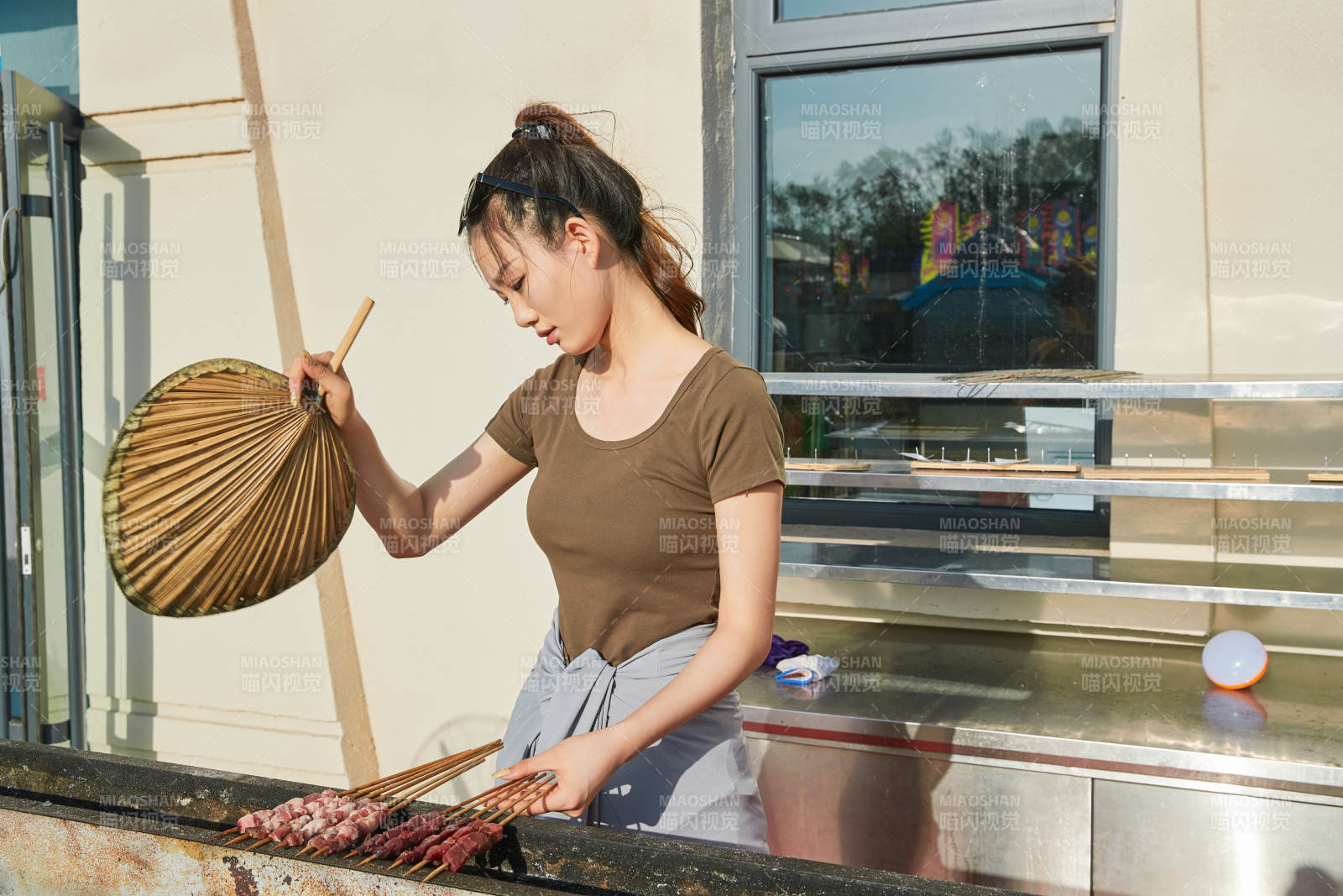 賣力烤羊肉串的美女