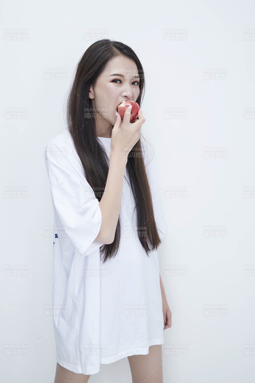 吃桃子的穿白色长T血衫的长发可爱少女人像