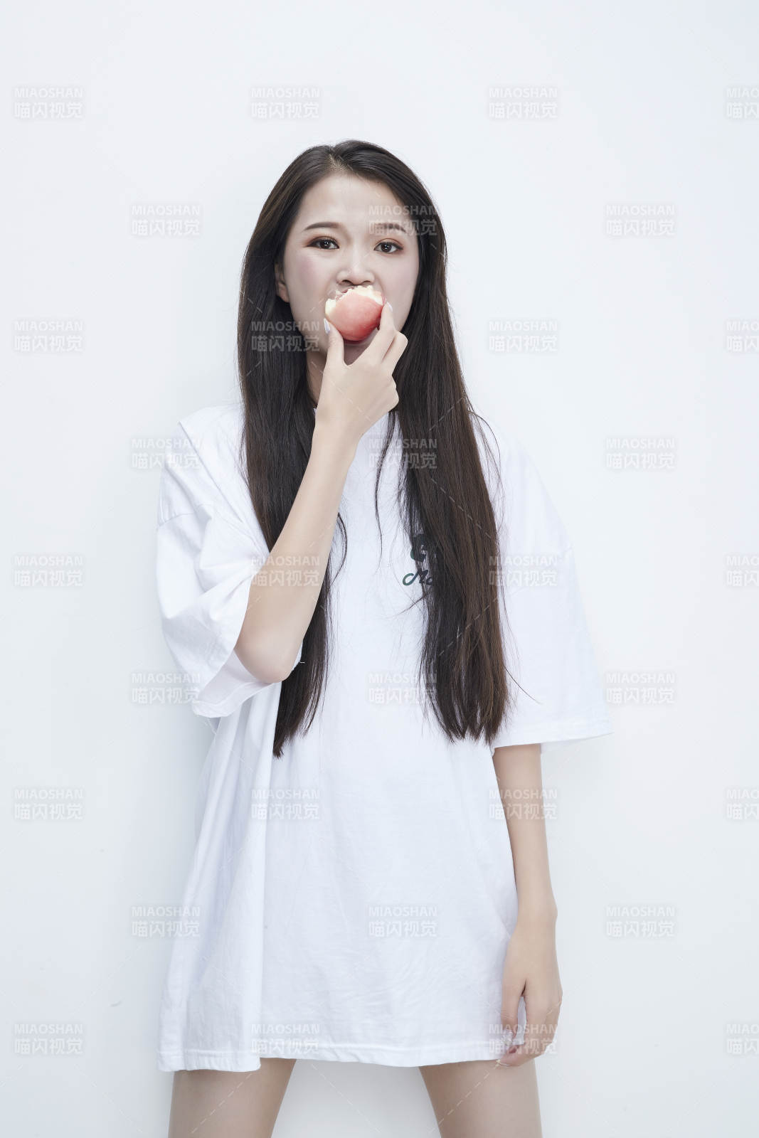 吃桃子的穿白色長T血衫的長發可愛少女人像