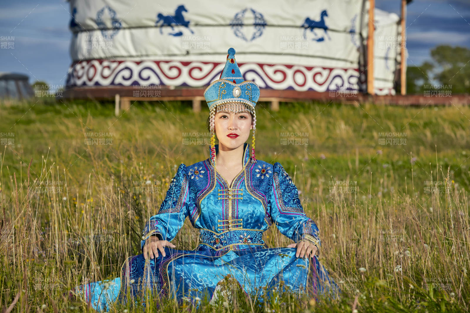 草原蒙古包前身穿豪華蒙古族服飾的蒙族少女